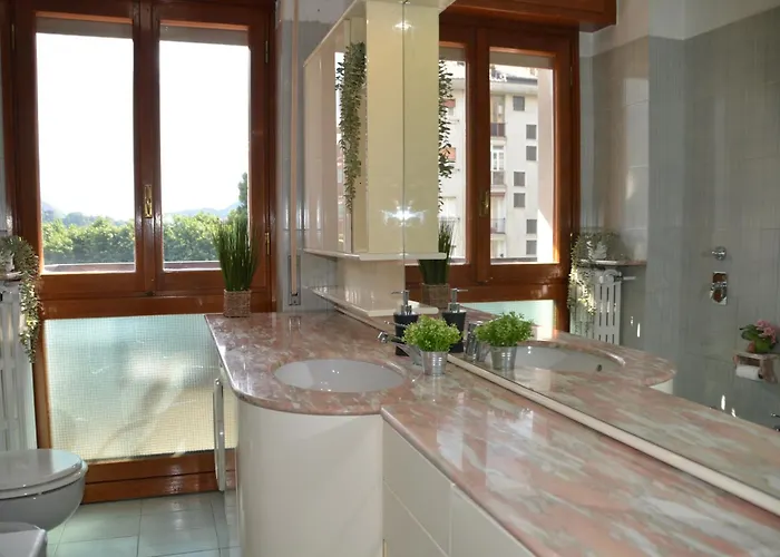 Big Romantic Lake View & Terrace شقة